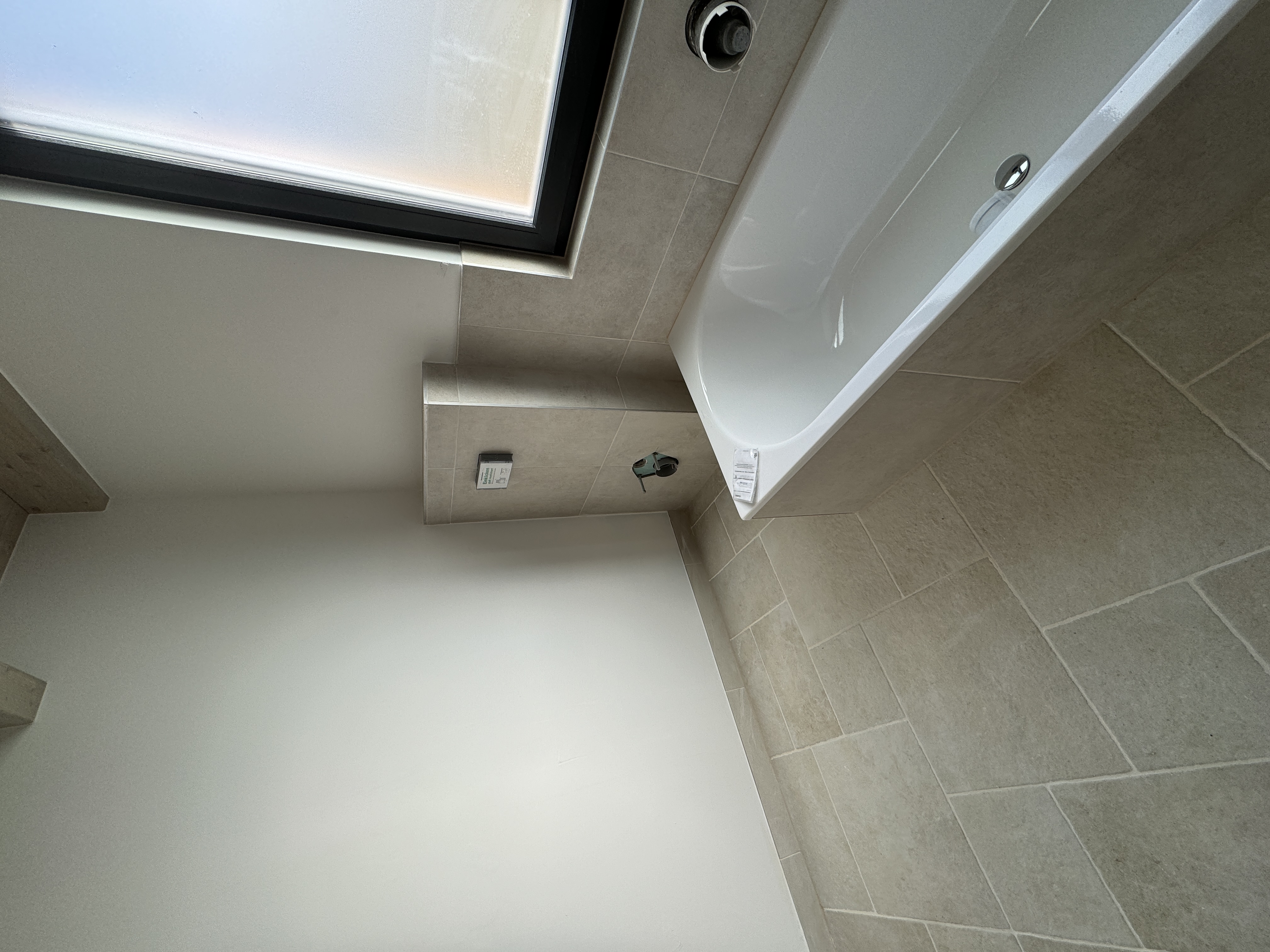 Fliesenleger bei präziser Arbeit