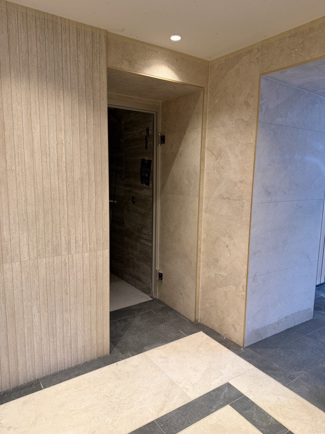 Natursteinwand mit hochwertiger Optik