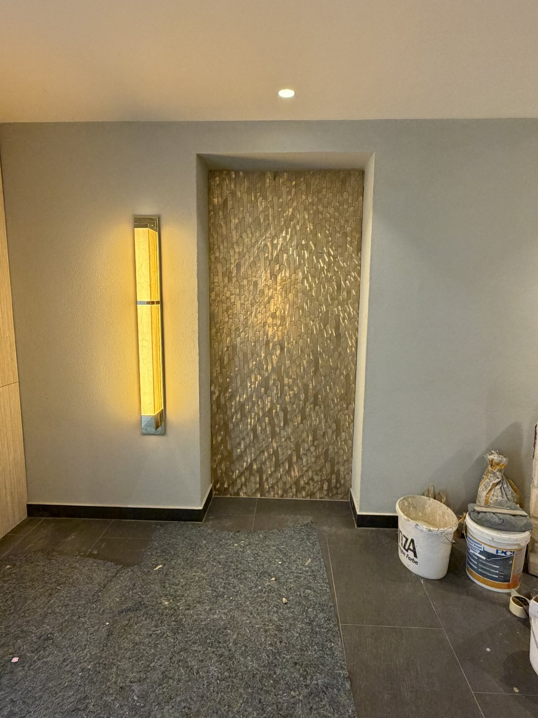 Großformatige Fliesen präzise verlegt