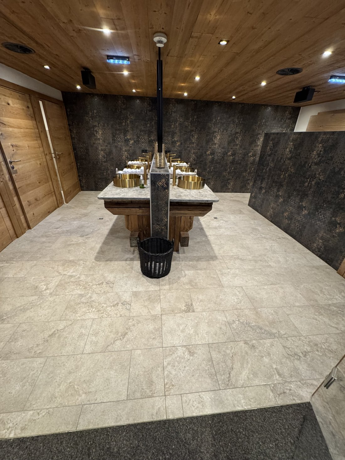 Bad mit hochwertigen Fliesen